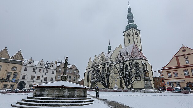 Přes zimu bývá kašna na náměstí zakrytá. (únor 2018)