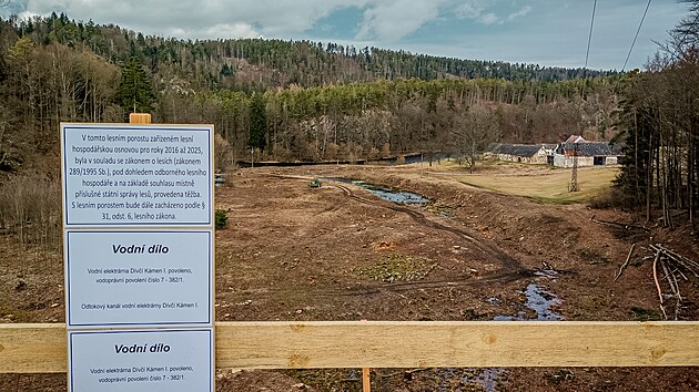 Podnikatel zatm blzko znm zceniny, kter stoj na skle nad Vltavou, kc koviny a stromy.