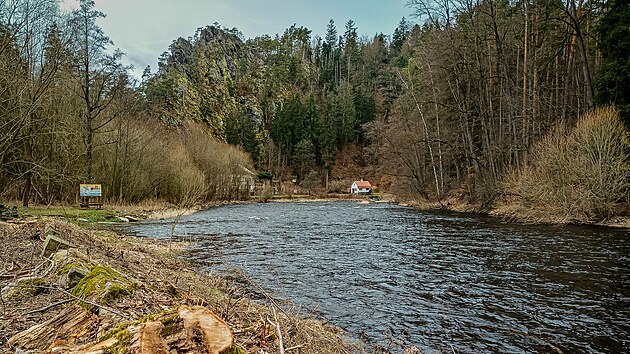 Vltava u Dvho kamene protk malebnm dolm.