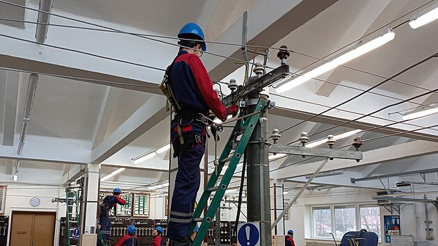 Budoucnost elektrike sice nen o lezen po storech, ale studenti ve kole si vyzkouej rzn innosti i zklady.