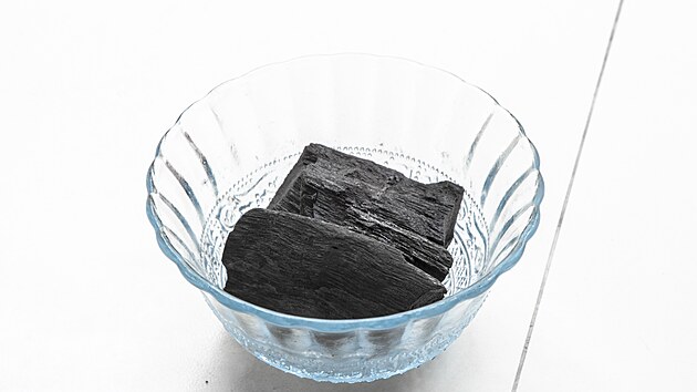 Marie Kondo vyu��v� aktivn� uhl� podobn� jako jej� babi�ka na �i�t�n� vzduchu v...