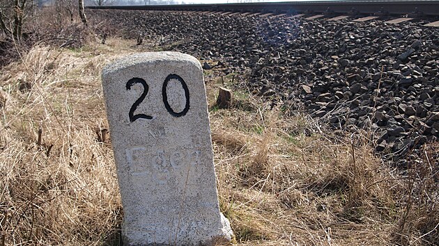 Historick kamenn kilometrovnky na eleznin trati mezi Ai a Chebem.