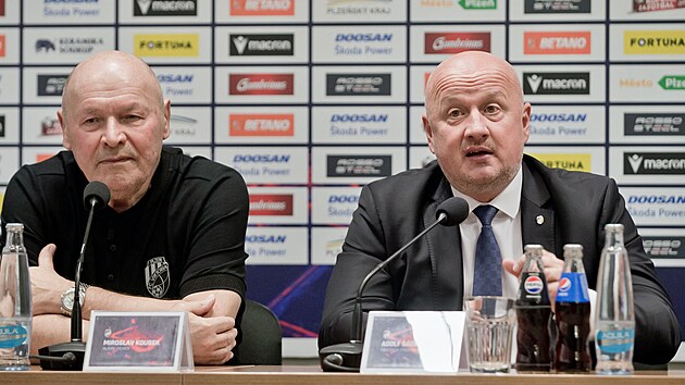 Plzesk trenr Miroslav Koubek (vlevo) a klubov f Adolf dek na tiskov...