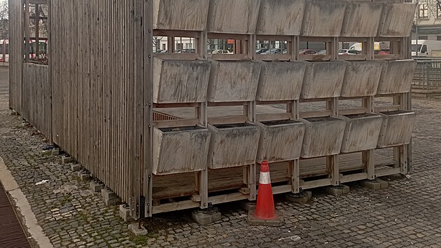 Budka na zastávce u brněnského výstaviště je v čím dál horším stavu, slouží jako přístřešek a místo k sezení. (únor 2024)