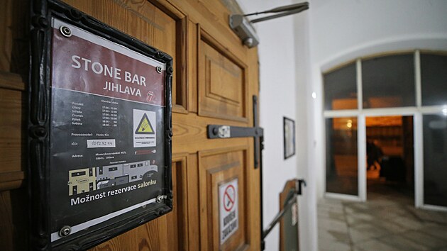 Rockový Stone Bar se nachází ve sklepení domu na jihlavském Masarykově náměstí jen pár metrů vedle budovy magistrátu. V provozu je zhruba 15 roků, stížnosti na hluk se objevily až v posledních letech.