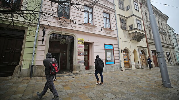 Rockový Stone Bar se nachází ve sklepení domu na jihlavském Masarykově náměstí jen pár metrů vedle budovy magistrátu. V provozu je zhruba 15 roků, stížnosti na hluk se objevily až v posledních letech.
