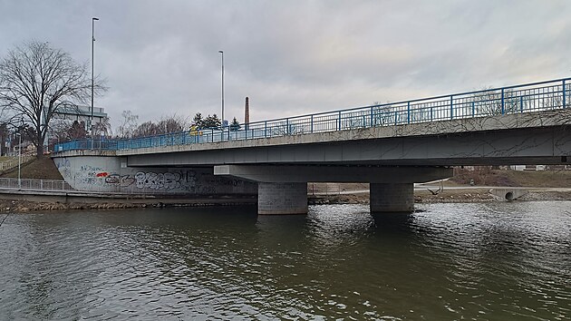 Most u Billy p�jde �pln� k zemi. Nahrad� ho nov�, kter� unese i nadm�rn� n�klady p�epravovan� na stavbu dukovansk� jadern� elektr�rny.