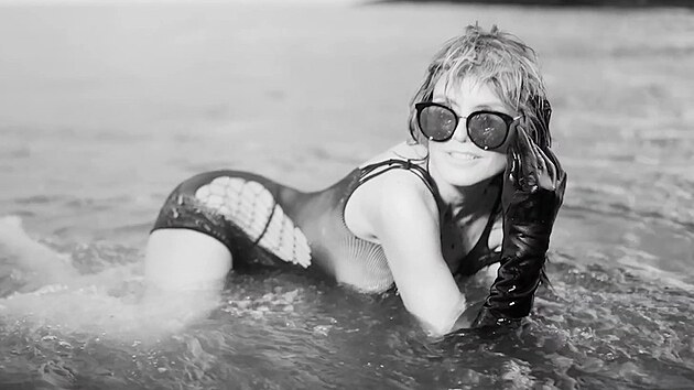 Heidi Klumov v klipu Sunglasses At Night