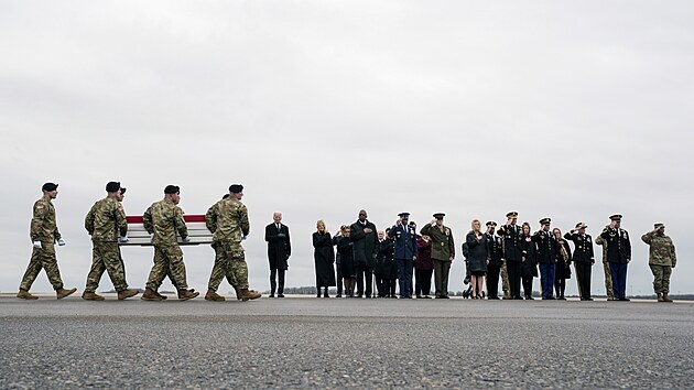 Americký prezident Joe Biden s manželkou Jill se na letecké základně Dover připojili k truchlícím rodinám vojáků padlých při lednovém dronovém útoku v Jordánsku. (28. ledna 2024)