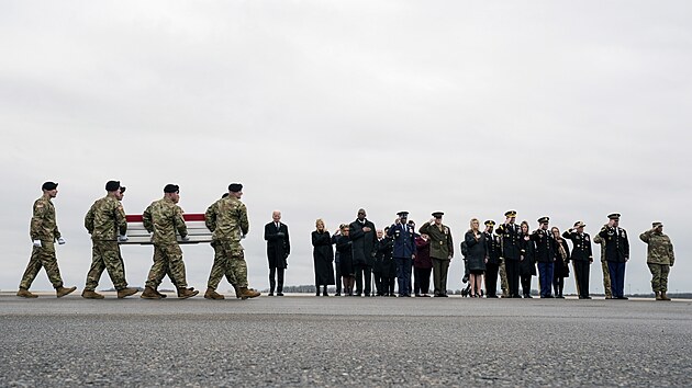 Americk prezident Joe Biden s manelkou Jill se na leteck zkladn Dover pipojili k truchlcm rodinm vojk padlch pi lednovm dronovm toku v Jordnsku. (28. ledna 2024)