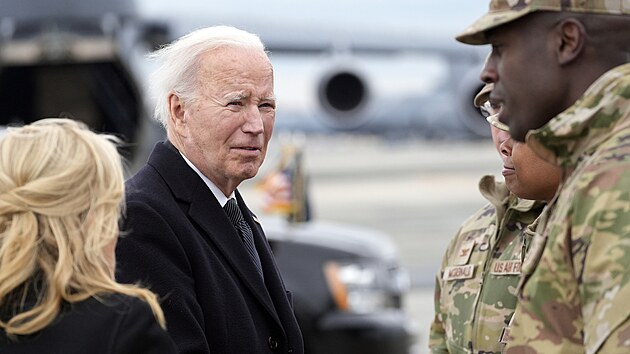Americký prezident Joe Biden s manželkou Jill se na letecké základně Dover připojili k truchlícím rodinám vojáků padlých při lednovém dronovém útoku v Jordánsku. (28. ledna 2024)
