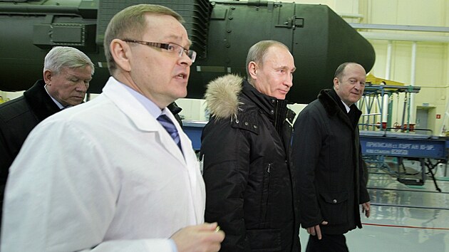 Vladimir Putin na nvtv Votkinskho strojrenskho zvodu. (21. bezna 2011)
