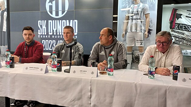 Tiskov konference Dynama. Zprava sportovn manaer Milan adek, trenr Ji Lerch, tonk Zdenk Ondrek a tiskov mluv Vclav Kucul.