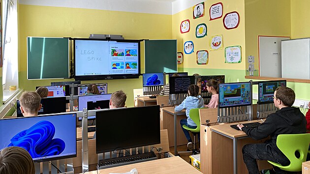 Počítačová učebna se může během chvilky proměnit v klasickou školní třídu na prvním stupni.