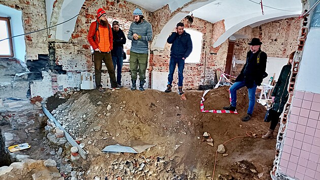 Pec na pálení vápna našli archeologové pod zemí v prostorách bývalých děkanských stájí a stodoly.