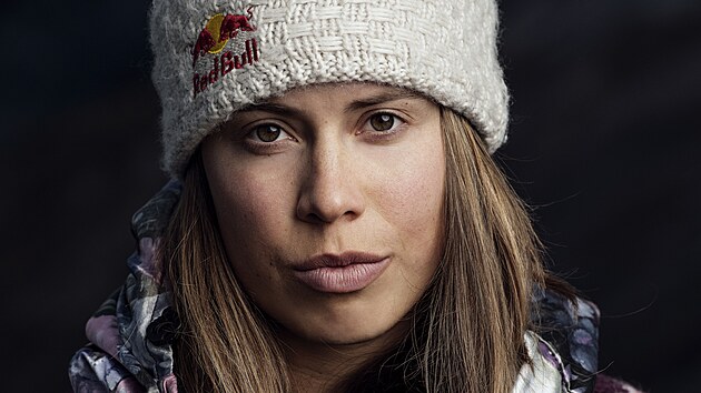 Zákulisí vrchlabské snowboardcrossařky Evy Adamczykové odhaluje dokument EFKA – Nejrychlejší holka ve vesmíru.