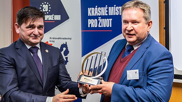 Libor Burian (vpravo) přebírá ocenění EY Podnikatel roku 2023 v Královéhradeckém kraji z rukou hejtmana Martina Červíčka.