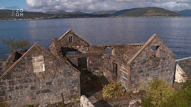 Z hospod��sk�ch budov z�staly jen polorozpadl� kamenn� zdi.