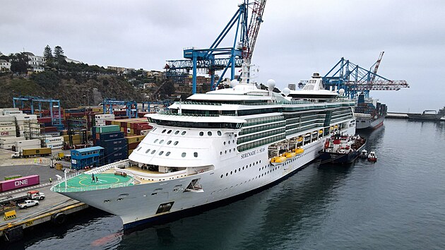 Vletn lo Serenade of the Seas spolenosti Royal Caribbean ve mst Valparaso v Chile. (31. ledna 2024)