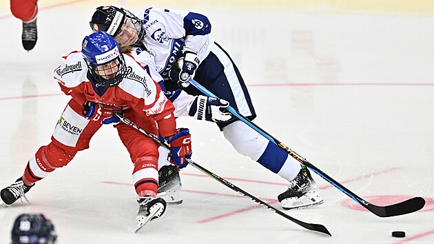 eská hokejistka Adéla apovalivová v souboji se Sanni Rantalovou z Finska.