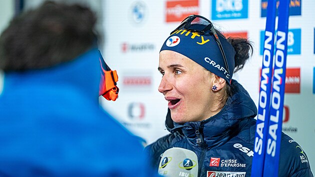 Mistryn� sv�ta ve sprintu Julia Simonov� p�i rozhovoru s novin��i.