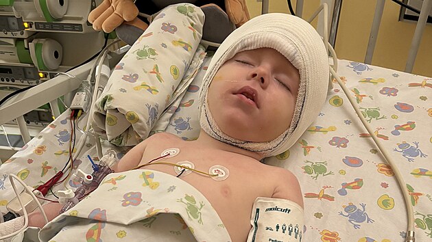 Martnek v nemocnici ve francouzskm Montpellier, kde spn podstoupil desetihodinovou operaci. (1. nora 2024)