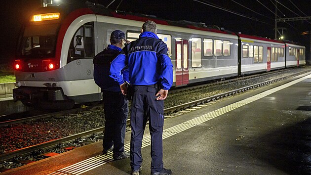 Policist dohlej na vlak Travys, ve kterm dolo k incidentu s rukojmm na ndra Essert-sous-Champvent ve vcarsku (8. nora 2024)