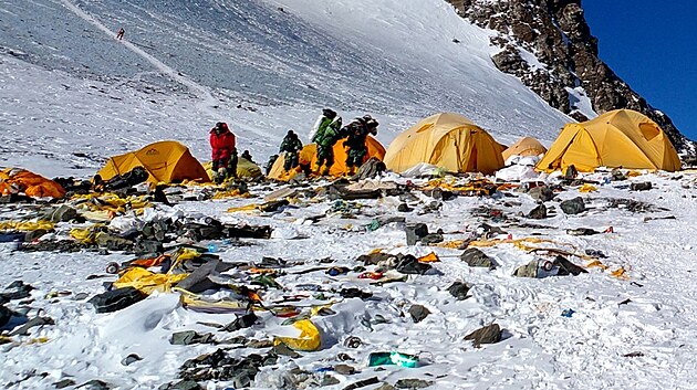 Odpad po cest� na horu Mount Everest (21. kv�tna 2018)