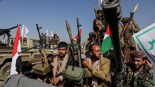 Jement povstalci, kte se shromauj, aby ukzali odpor proti leteckm derm USA a Velk Britnie (3. nora 2024)