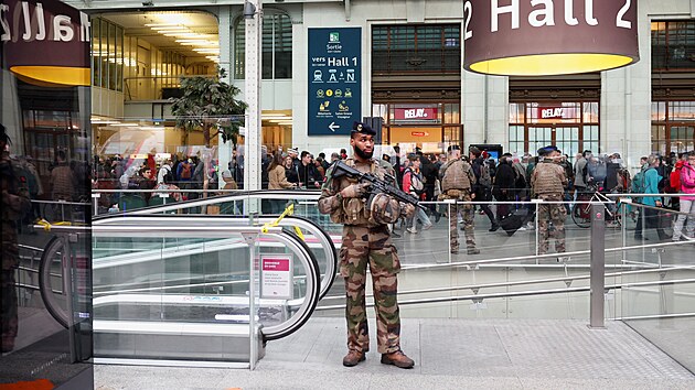 Francouzt policist zasahuj na ndra Gare de Lyon v Pai pot, co mu s noem zranil nkolik lid. (3. nora 2024)