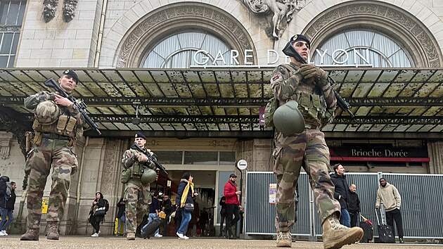 Francouzt policist zasahuj na ndra Gare de Lyon v Pai pot, co mu s noem zranil nkolik lid. (3. nora 2024)