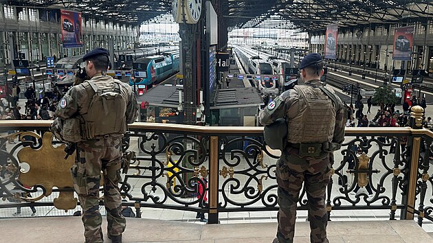 Francouzt policist zasahuj na ndra Gare de Lyon v Pai pot, co mu s noem zranil nkolik lid. (3. nora 2024)