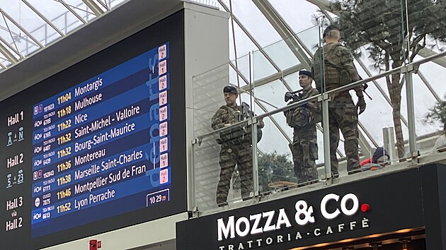 Francouz�t� policist� zasahuj� na n�dra�� Gare de Lyon v Pa��i pot�, co mu� s no�em zranil n�kolik lid�. (3. �nora 2024)