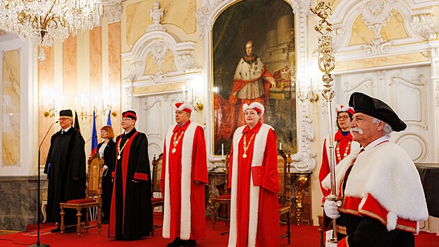 Dritelem estnho doktortu Univerzity Palackho je nov i svtov uznvan lka a vdec Hans-Peter Hartung. Titul si pevzal od zstupc univerzity bhem slavnostnho ceremonilu v Arcibiskupskm palci.
