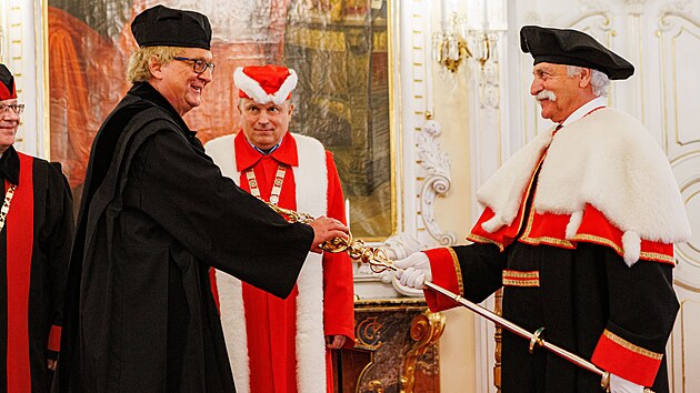 Dritelem estnho doktortu Univerzity Palackho je nov i svtov uznvan lka a vdec Hans-Peter Hartung (vlevo). Titul si pevzal od zstupc univerzity bhem slavnostnho ceremonilu v Arcibiskupskm palci.