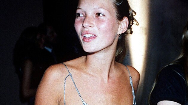 Prsvitn aty Kate Mossov pokldaj mdn znalci za jeden z ikonickch outfit devadestch let. Letos by s nimi uspla tak.