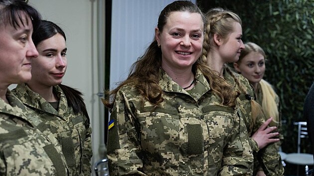eny v ukrajinské armády se dokaly uniforem upravených podle jejich poteb....