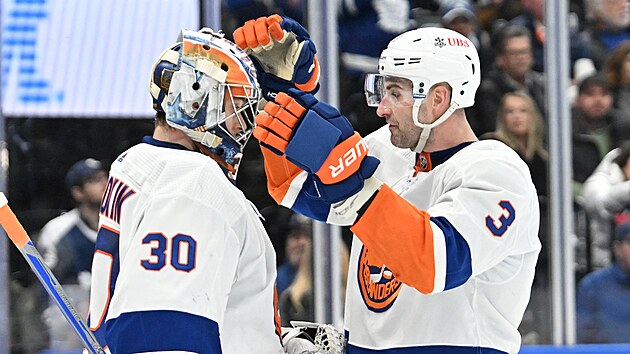 Ilja Sorokin (30) a Adam Pelech (3) oslavuj vhru New York Islanders.