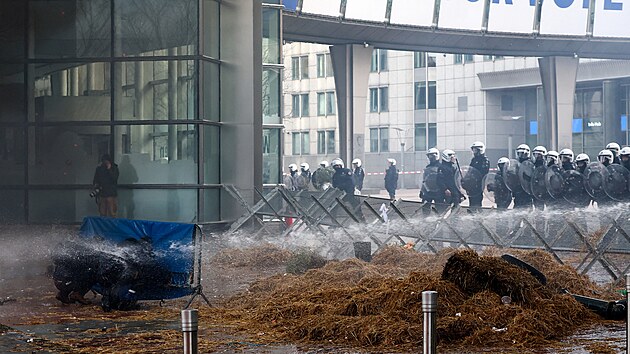 Belgit farmi protestuj v Bruselu. Ped budovou Evropskho parlamentu zaplili pneumatiky a zablokovali dopravu. Bezpenost hldaj tkoodnci. (1. nora 2024)