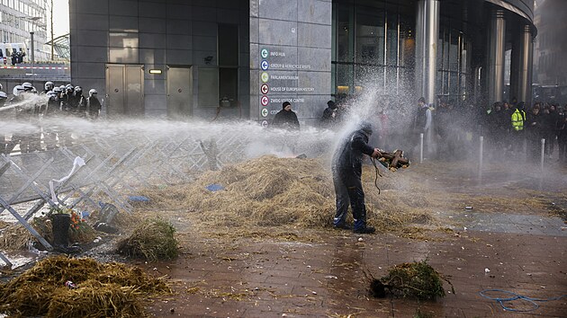 Belgit farmi protestuj v Bruselu. Ped budovou Evropskho parlamentu zaplili pneumatiky a zablokovali dopravu. Bezpenost hldaj tkoodnci. (1. nora 2024)