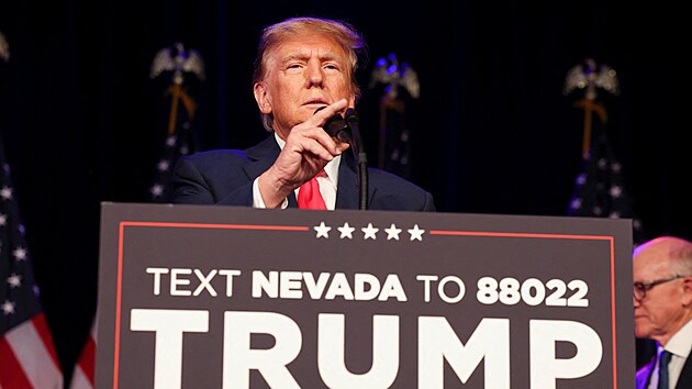 Americk exprezident Donald Trump zskal podporu stranickch volebnch shromdn v Nevad ve snaze stt se kandidtem republikn na prezidenta. (8. nora 2024)