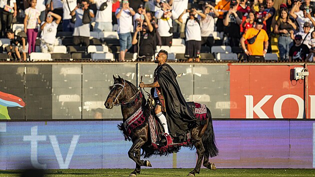 Arturo Vidal se projd na koni bhem uvtacho ceremonilu v Colo Colo, kam se vrtil po sedmncti letech.