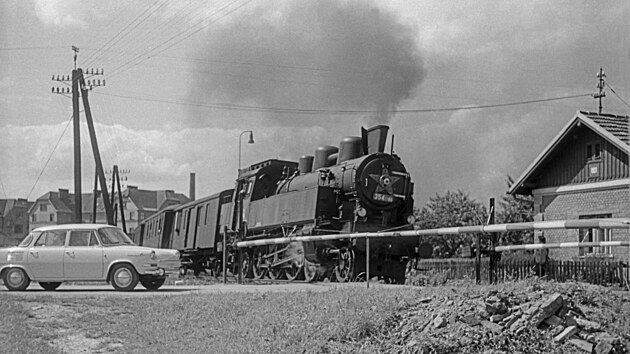 Lokomotiva 354.1196 v ele osobnho vlaku Os1006 do Horn Cerekve. Tbor, 22. ervna 1968