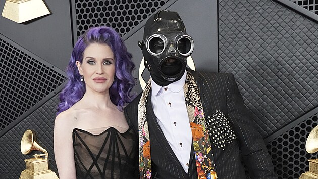 Kelly Osbourne a jej partner Sid Wilson z kapely Slipknot na udlen cen Grammy (Los Angeles, 4. nora 2024)