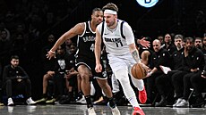 Luka Don�i� (vpravo) z Dallasu a Dennis Smith Jr. z Brooklynu.