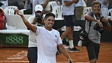 Argentinský tenista Sebastián Báez oslavuje postup v Davis Cupu.