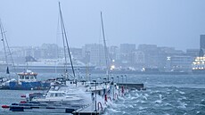 Lod v norském pístavu Bodo na vlnách rozbouených extrémním poasím, které...