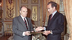 Francois Mitterrand a Robert Badinter (11. kvtna 1988)