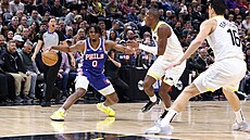 Tyrese Maxey z Philadelphia 76ers dribluje bhem zápasu s Utah Jazz.