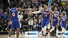 Tyrese Maxey p�ijímá gratulaci od spoluhrá�e z Philadelphia 76ers Tobiase...